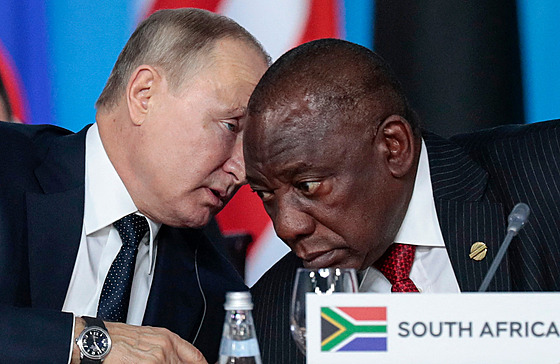 Jihoafrický prezident Cyril Ramaphosa a ruský prezident Vladimir Putin se...