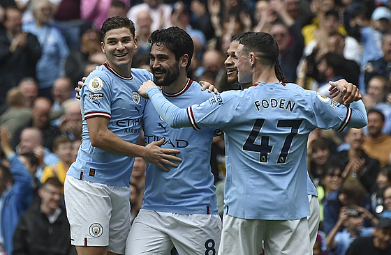 Fotbalisté Manchesteru City oslavují gól Ilkaye Gundogana (druhý zleva).