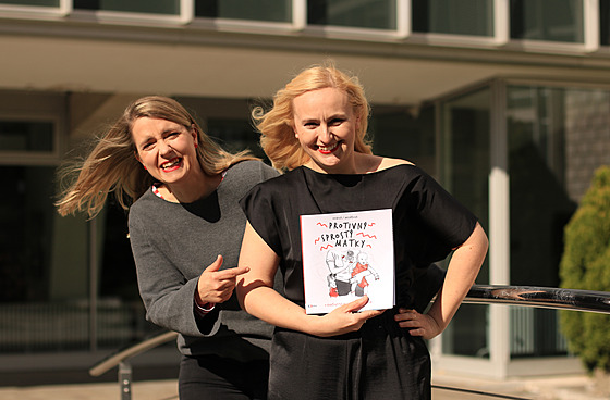 Nová kniha a její autorky Kateina Krobová (vlevo) a Lucie Macháková (vpravo)