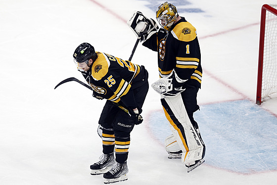 Zklamaní hrái Bostonu po vyazení v prvním kole play off NHL.