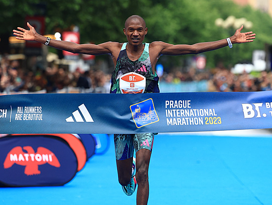 Kean Alexander Mutiso dobíhá do cíle Praského maratonu.