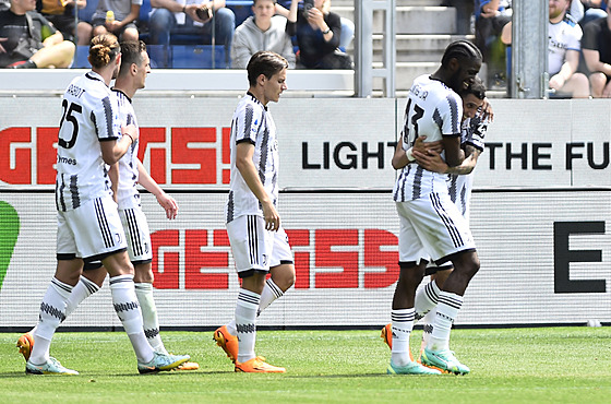 Fotbalisté Juventusu slaví vstelený gól v zápase proti Atalant.