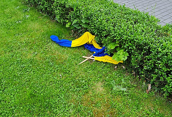 Ped základní kolou T. G. Masaryka v Písku nkdo strhl mstskou vlajku a...