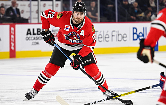 Americký obránce Ian McCoshen jet v dresu týmu Rockford IceHogs.