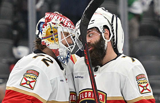 Sergej Bobrovskij (vlevo) a Radko Gudas slaví výhru Florida Panthers.