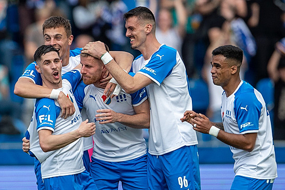 Ostrav�tí fotbalisté gratulují ke gólu do brn�nské sít� Janu Juro�kovi (t�etí...