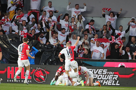 Fotbalisté Slavie se radují z gólu Davida Doudry ve finále poháru proti Spart.