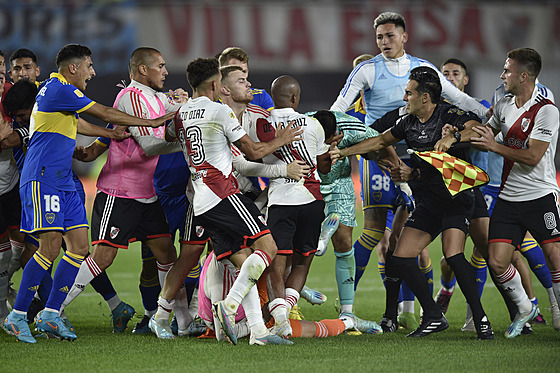 Bitka mezi fotbalisty River Plate a Boca Juniors.