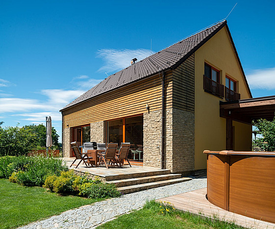 Proto�e si majitelé zvolili d�evo jako p�írodní materiál, sna�ili se i zahradu...