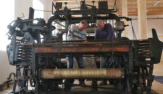 S obnovou vyhoelé památkov chránné textilní továrny pomáhají její bývalí...