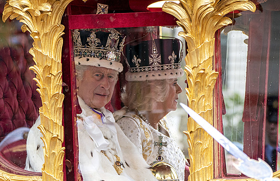 Britský král Karel III. a královna Camilla po korunovaci (Londýn, 6. kvtna...