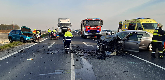 Váná nehoda dvou osobních aut uzavela dálnici D7 na 40. kilometru mezi Louny...