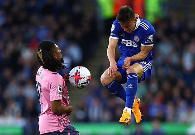 Maddison nedal penaltu a Leicester v boji o záchranu remizoval s Evertonem