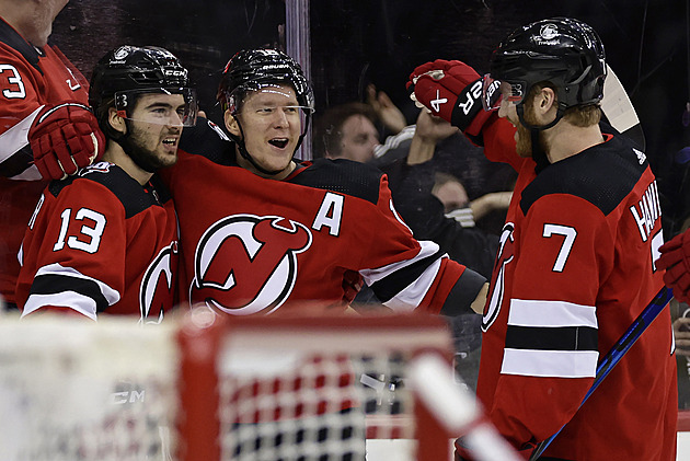 Palát asistoval u tří branek New Jersey, Vladař čelil kanonádě Oilers