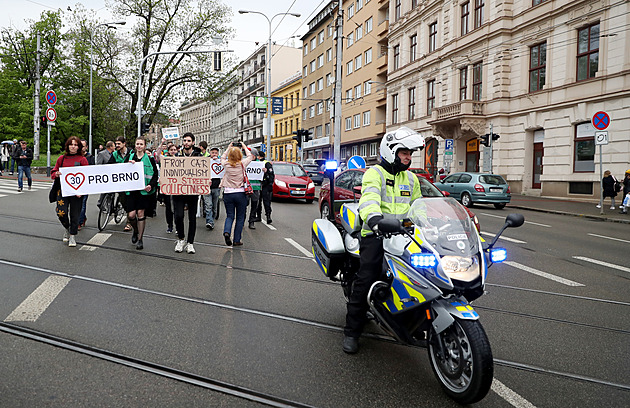 Aktivisté omezili provoz na dopravní tepně v centru Brna, žádají třicítku