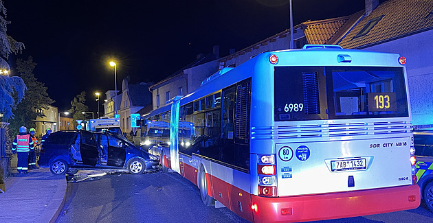 V Kunraticích naboural opilý řidič auta do autobusu, zranili se tři lidé