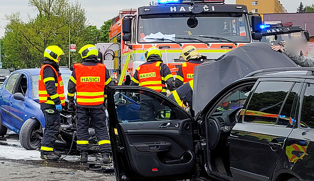 V Karviné se čelně střetla dvě auta, pro zaklíněného muže letěl vrtulník