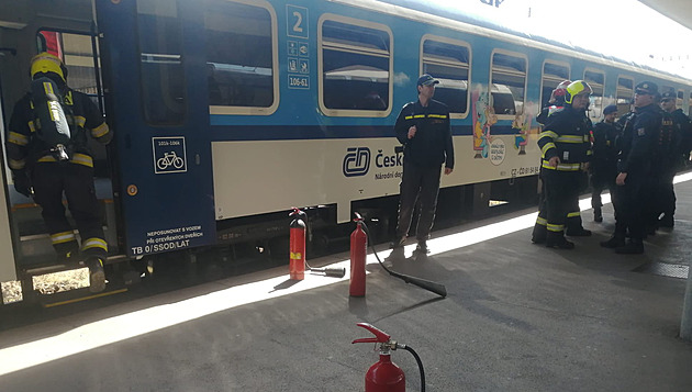 Na Smíchovském nádraží se evakuovalo 300 lidí, z vagonu byl vidět kouř