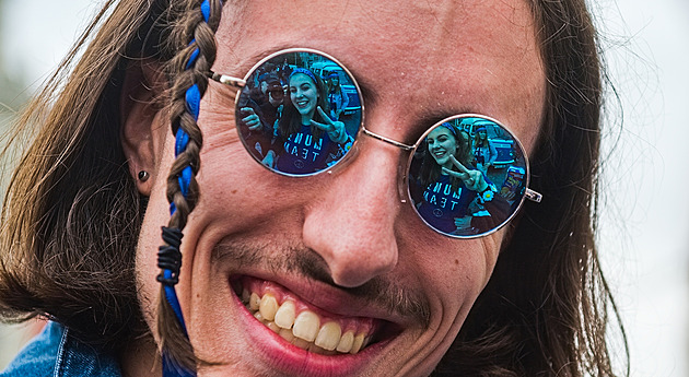 Majáles v Brně začal průvodem s alegorickými vozy, hudba bude až do rána