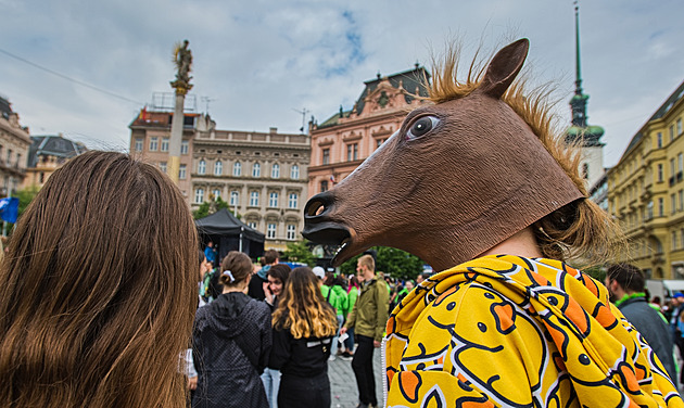 Majáles v Brně začal průvodem s alegorickými vozy, hudba bude až do rána