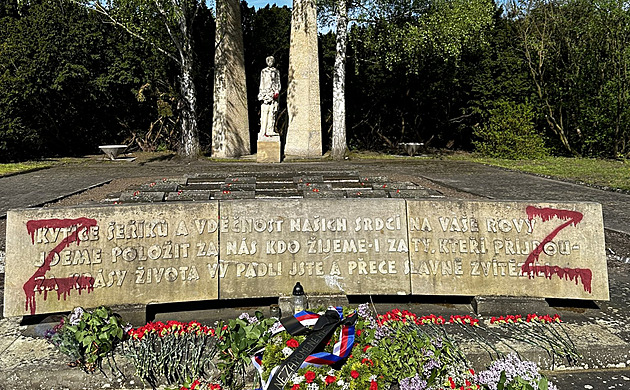Dvě Z se objevila na sovětském pomníku. Fašismus nabírá dech, píše Foldyna