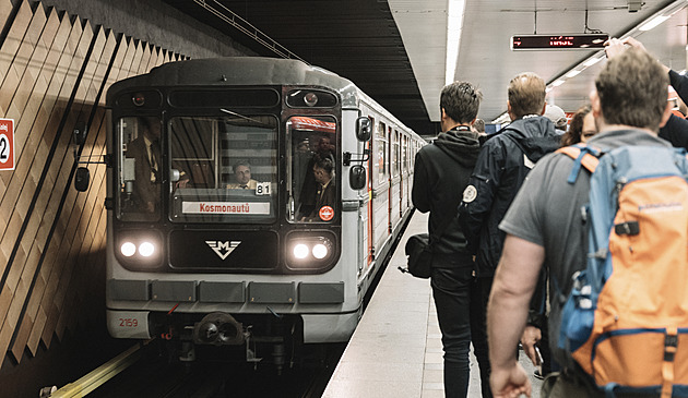 OBRAZEM: Mezi Fučíkovou a Kosmonautů jezdilo na výročí historické metro
