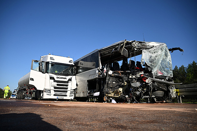 Řidič náklaďáku strhl řízení a narazil do polského autobusu, 52 zraněných