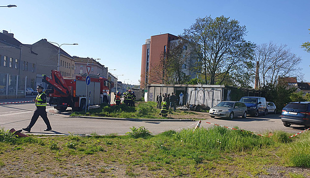 Policie zná totožnost tří obětí požáru v Brně, vyhořelé buňky zatím stále stojí