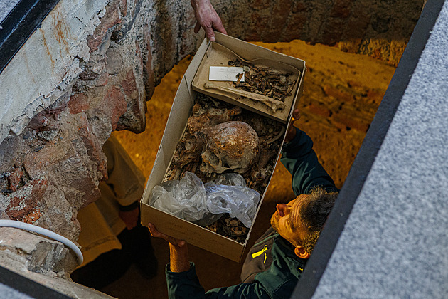 Ostatky mnichů se po letech vrátily do krypty kostela ve Staré Vodě