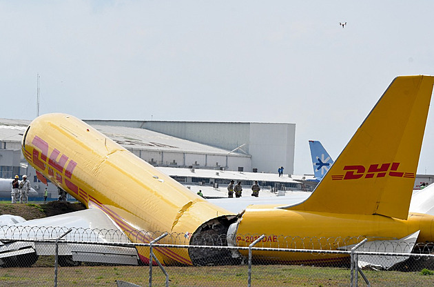 Nákladní letadlo DHL z Německa se zřítilo ve Vilniusu na obytný dům