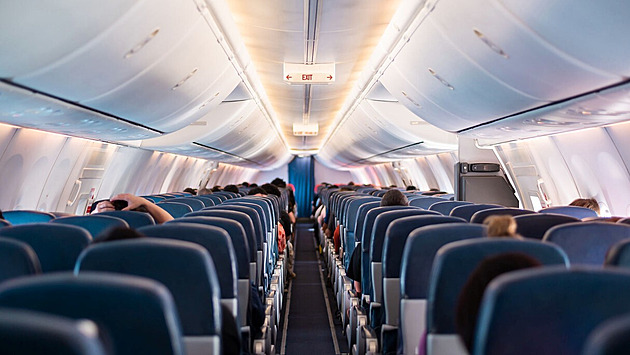 Sedadlo, na kterém máte šanci přežít havárii letadla, hledejte vzadu