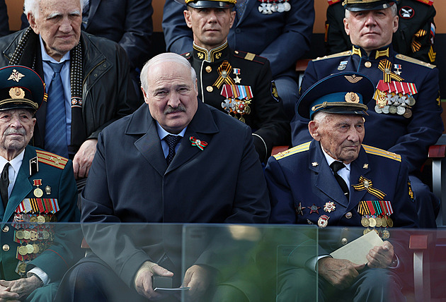 Lukašenka přinutili odletět do Moskvy nemocného, zpátky s ním jela sanitka