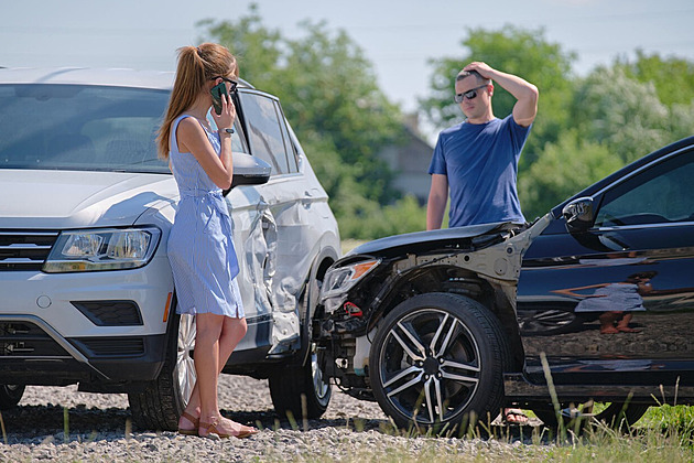 Chyby můžou přijít draho. Co a kdo musí nahlásit pojišťovně po autonehodě