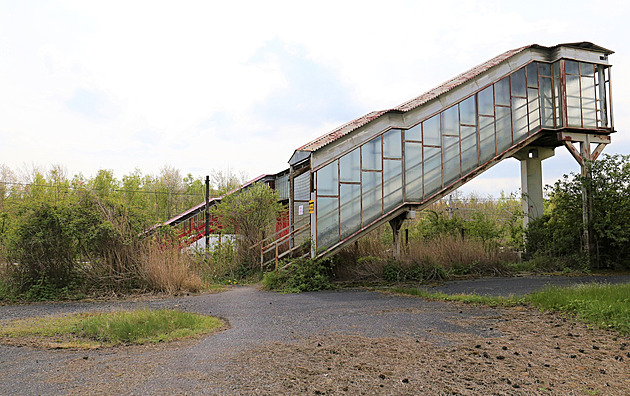 Majitel zavřel lidem lávku přes silnici, prodat ji městu za 500 tisíc nechce