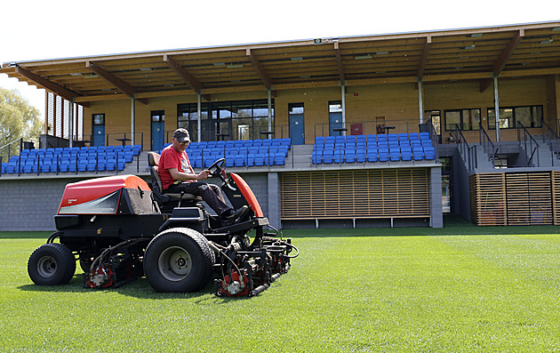 Hřiště se kvůli dálnici posunulo o 30 metrů, stavbu nového prodražila těžba