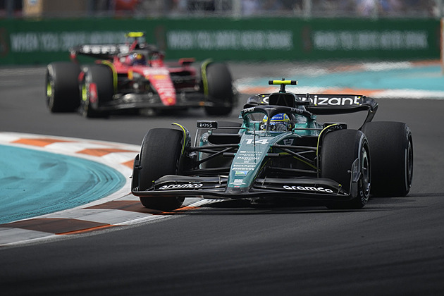 Kde jsou ostatní? ptal se po dalším triumfu Red Bullu jeho šéf