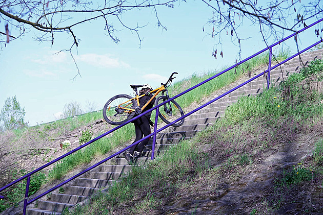 Na cyklisty se při stavbě mostu zapomnělo, chybu má napravit lávka