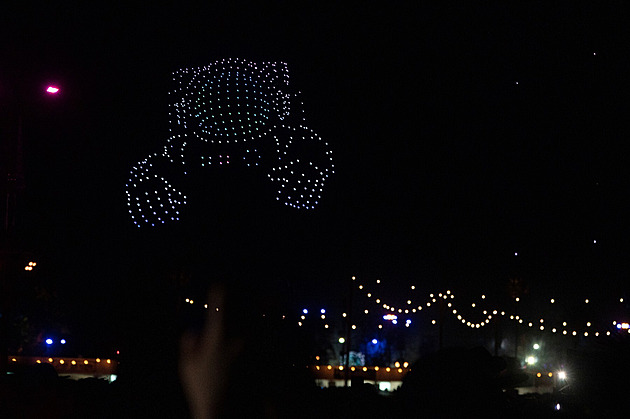 OBRAZEM: Budoucnost koncertů? Show Björk ozvláštnily stovky dronů na obloze