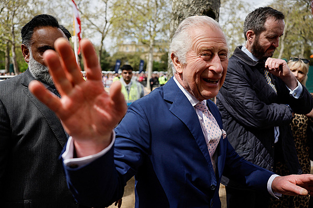 Tisíce policistů, hosté z 203 zemí. Londýn se probouzí do korunovace Karla III.