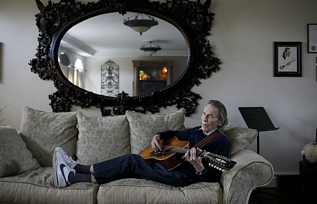 Zemřel folkový písničkář Gordon Lightfoot. Jeho hity zpíval i Nedvěd či Tučný