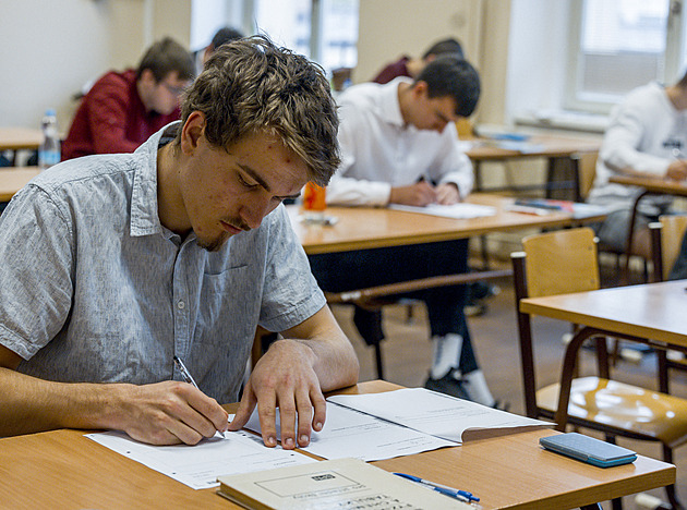 Jazyky šly letos maturantům lépe než matematika. Testy byly kvalitní, říká expert