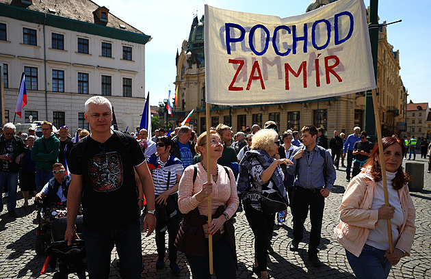 Prahou šly prvomájové průvody, stovky lidí demonstrovaly u památníku na Vítkově