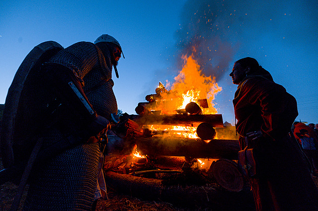 Čarodějnice byly podle hasičů klidné. Ve středních Čechách se popálili tři lidé