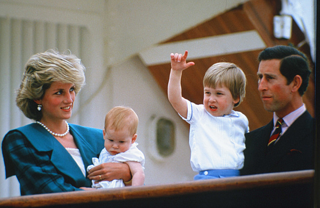 Královský pár Diana a Karel III. s malými princi