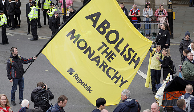 Londýn chystá korunovaci Karla III. Zrušte monarchii, demonstrují její odpůrci