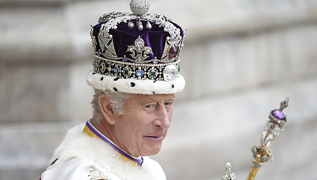 Dojetí krále Karla. Panovníka i lidi v ulicích při korunovaci přemáhaly emoce