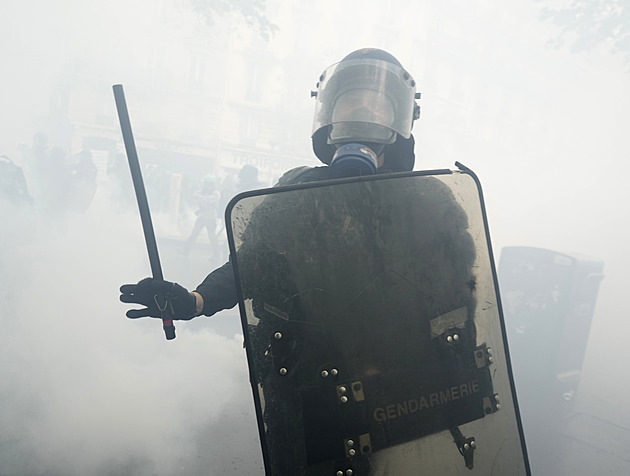 OBRAZEM: První máj jako důvod. Francie nadále bojuje proti reformě v ulicích