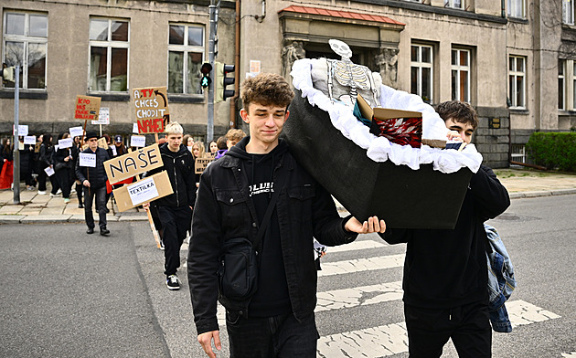 Poslední textilní průmyslovce v Česku hrozí zánik, studenti protestovali s rakví