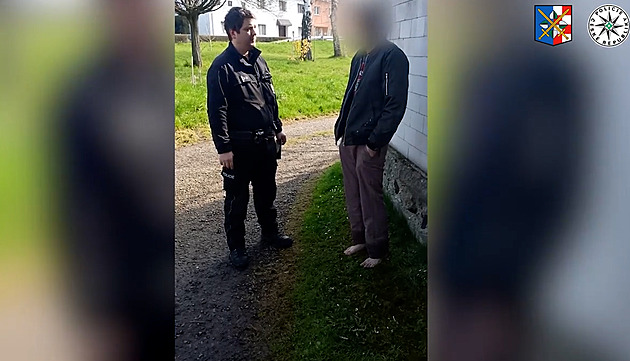 Muž se zákazem řízení během pár dní dvakrát ujížděl policii, prchal i bosky