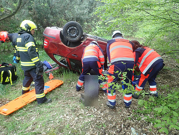 Řidič po nehodě skončil s autem v lese, vyprostili ho pozorní sportovci